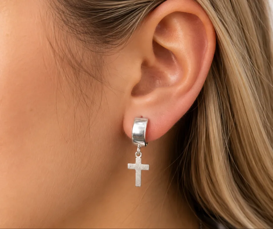 Arete huggie cruz colgante liso