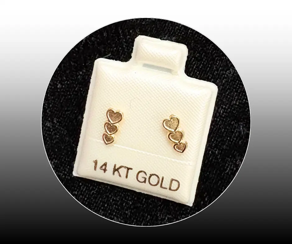 [BRO-365] Broquel_Oro 14K_Corazones tres apilados