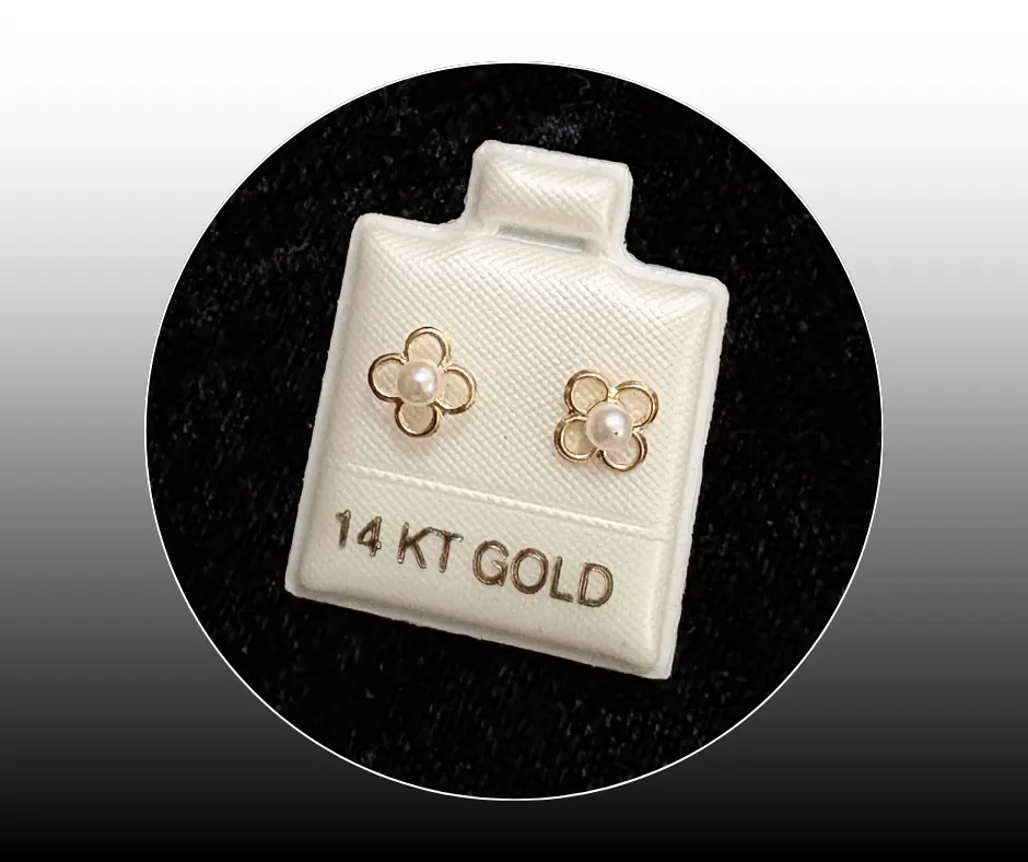 [BRO-378] Broquel_Oro 14K_Flor con perla cultivada al centro