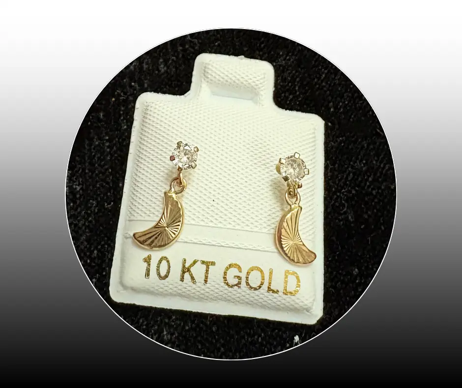 Broquel_Oro 10K_ Circonia incrustada con Luna colgate