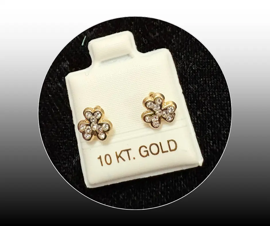 Broquel_Oro 10K_ Trébol de la suerte con circonia incrustada