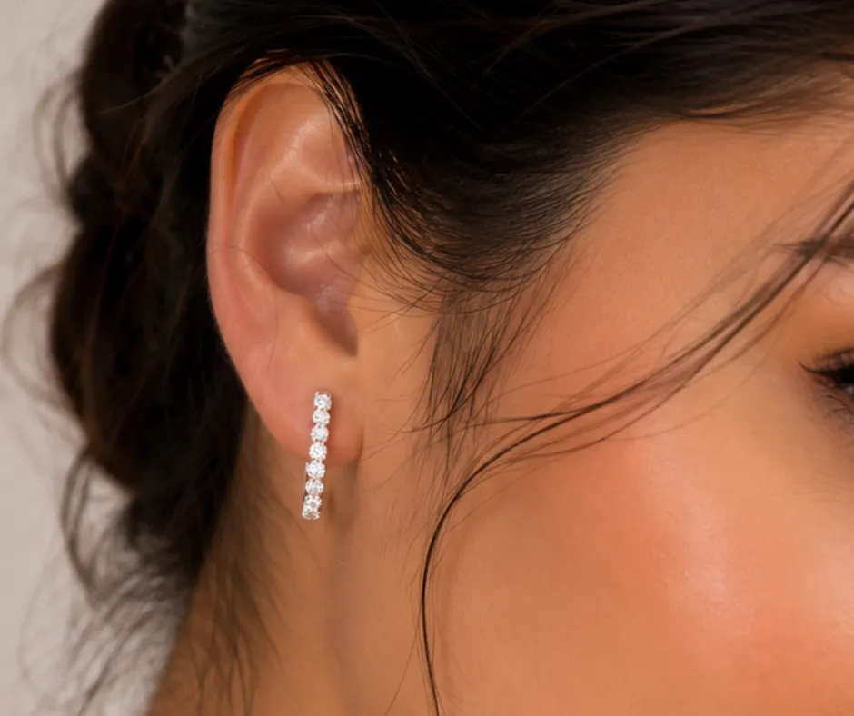 Arete Huggie vertical serie bolitas circonia
