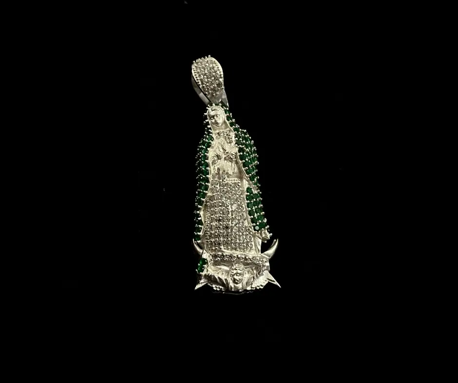 Dije microcirconia incrustada_ Virgen de Guadalupe en bulto_ manto en circonia verde con vestido en circonia blanco 5 cm
