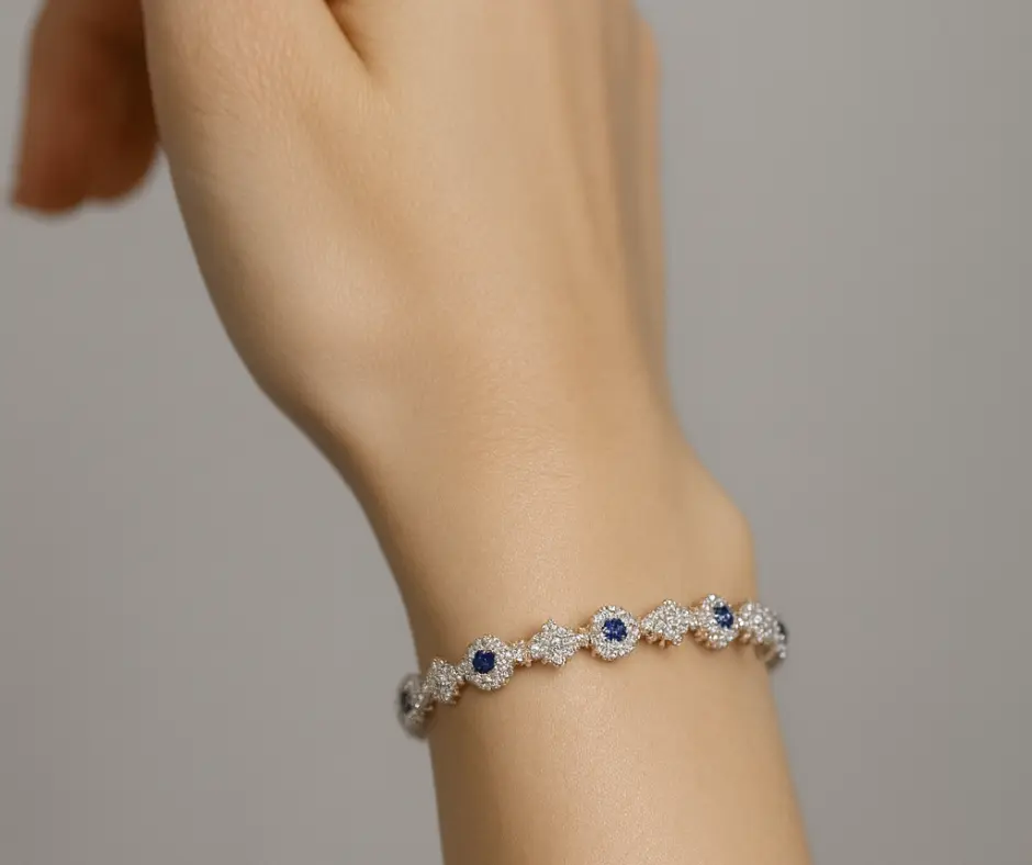 Pulsera circonia incrustada, blanca flor (ajustable) (Azul)