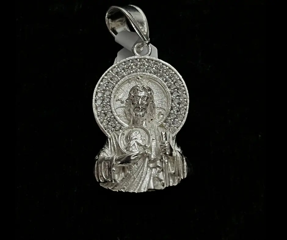 Dije circonia incrustada_ San Judas Tadeo medio cuerpo_ Blanco_4 cm
