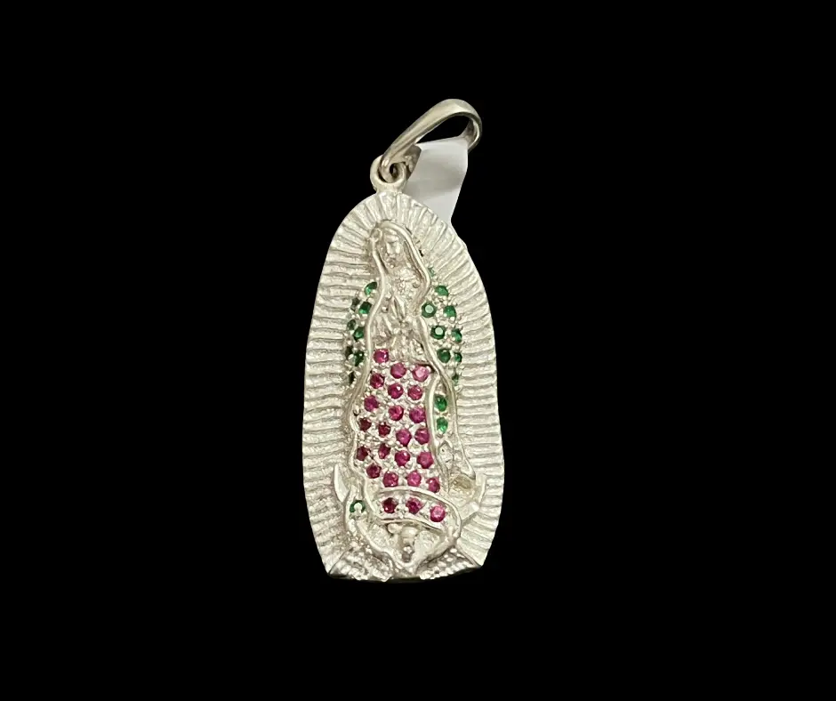 [DIJ-855] Dije circonia incrustada_ Virgen de Guadalupe manto circonia verde con vestido rosa_ 4.5 cm