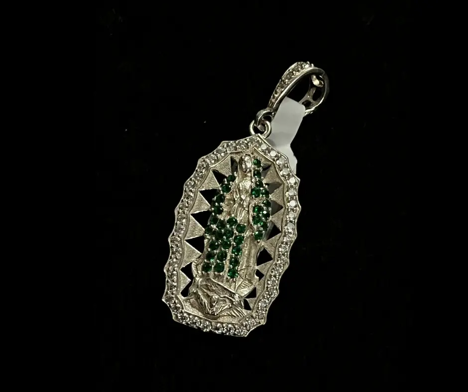 Dije circonia incrustada_ Virgen de Guadalupe manto circonia verde con aureola circonias blancas_4.5 cm