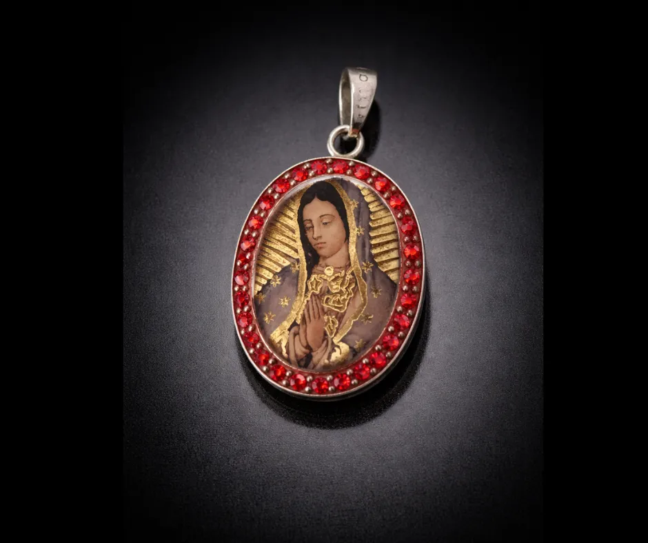 [MED-1040] Medalla Virgen de Guadalupe (Rostro) borde cristal rojo 3 cm