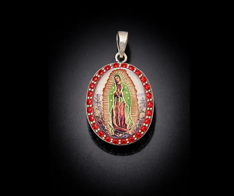 Medalla Virgen de Guadalupe (Cuerpo completo) borde cristal rojo 3 cm