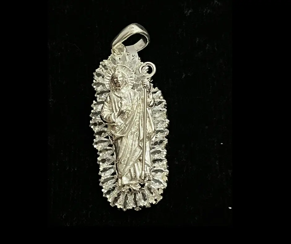 Dije circonia incrustada_ San Judas Tadeo aureola en circonias cúbicas blancas_ 5 cm