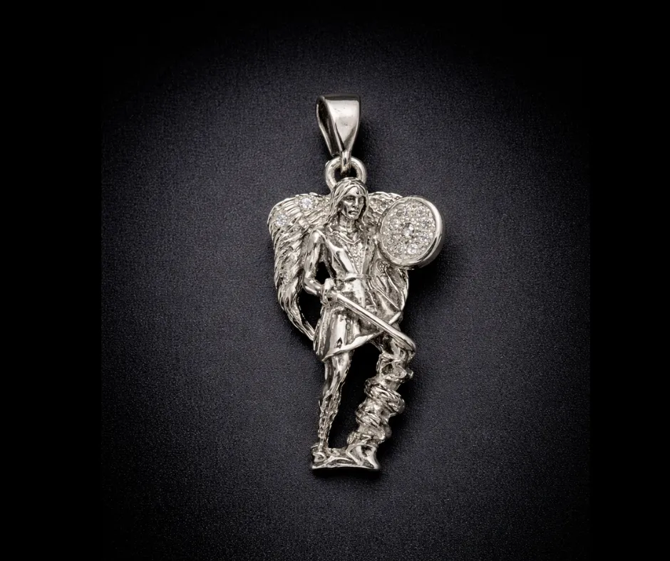 [SAN-1284] San Miguel Arcángel con circonia incrustada en escudo y espada (2.5 cm)