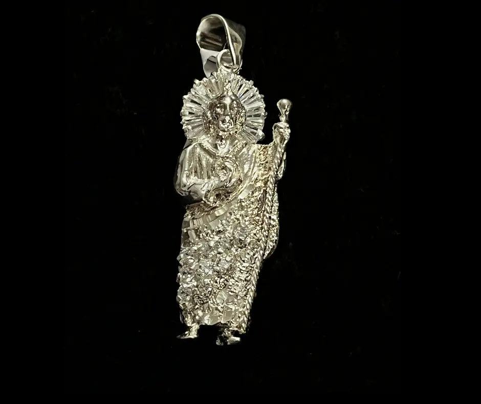 Dije circonia incrustda_ San Judas Tadeo_ aureola circonias cúbicas blancas_ manto semi punteado_ 5.5 cm