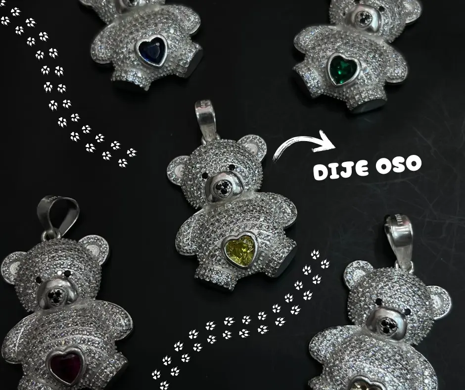 [DIJ-860] Dije circonia incrustada_ coqueto_ 3.5 cm_ Osito con ombligo corazón verde