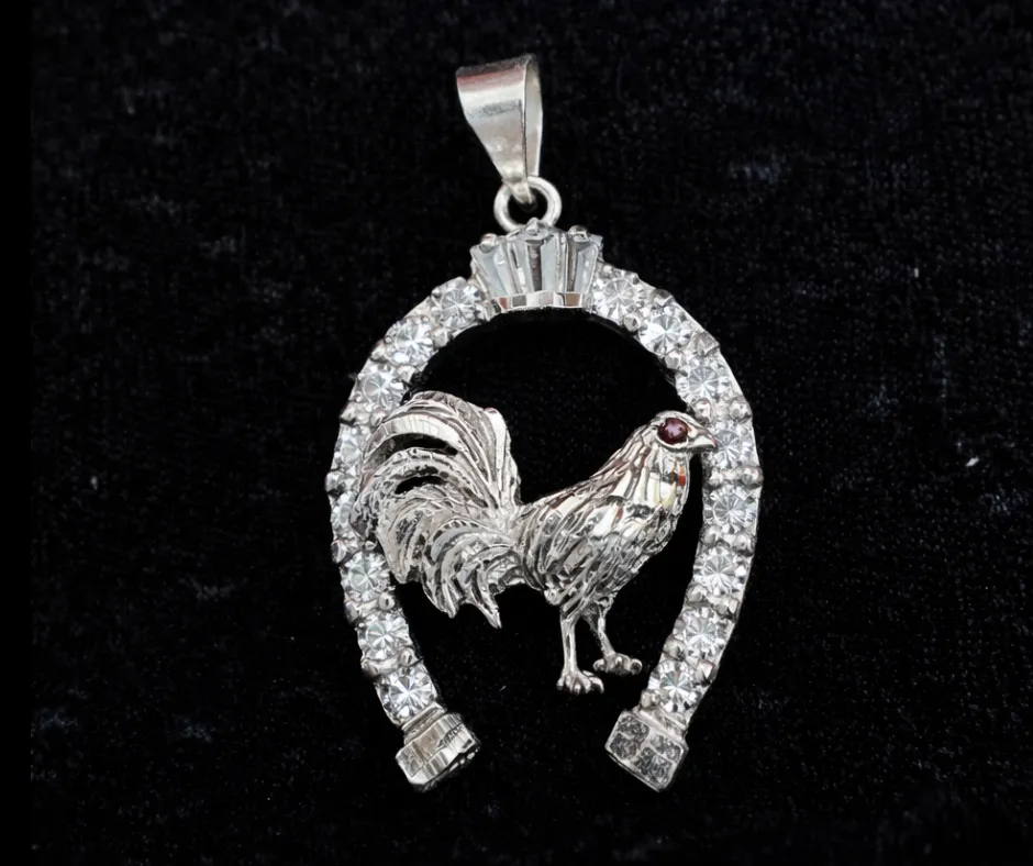 Dije Herradura con circonia incrustada con gallo ojos circonia  red 5cm
