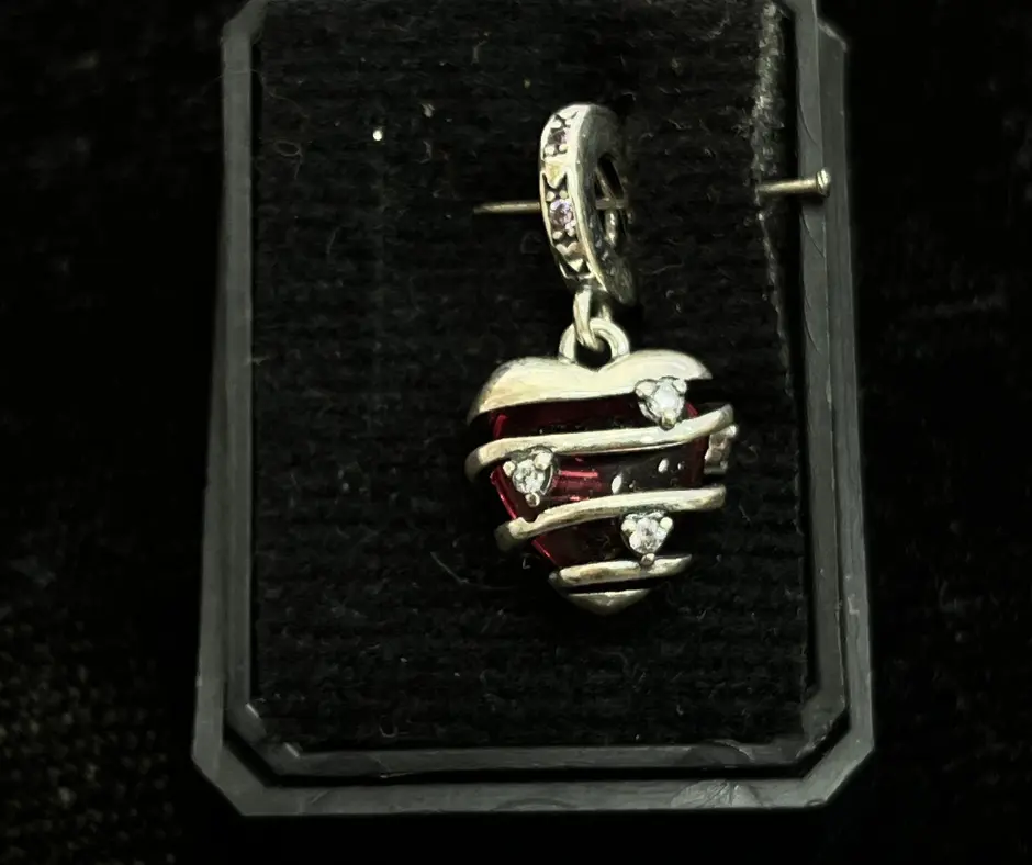 Charm_Corazón rojo con detalles en líneas y corazón