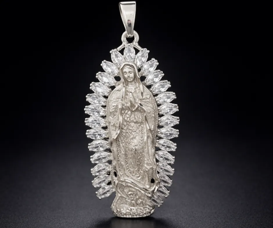 Virgen de Guadalupe circonia incrustada blanca en aureola 5 cm