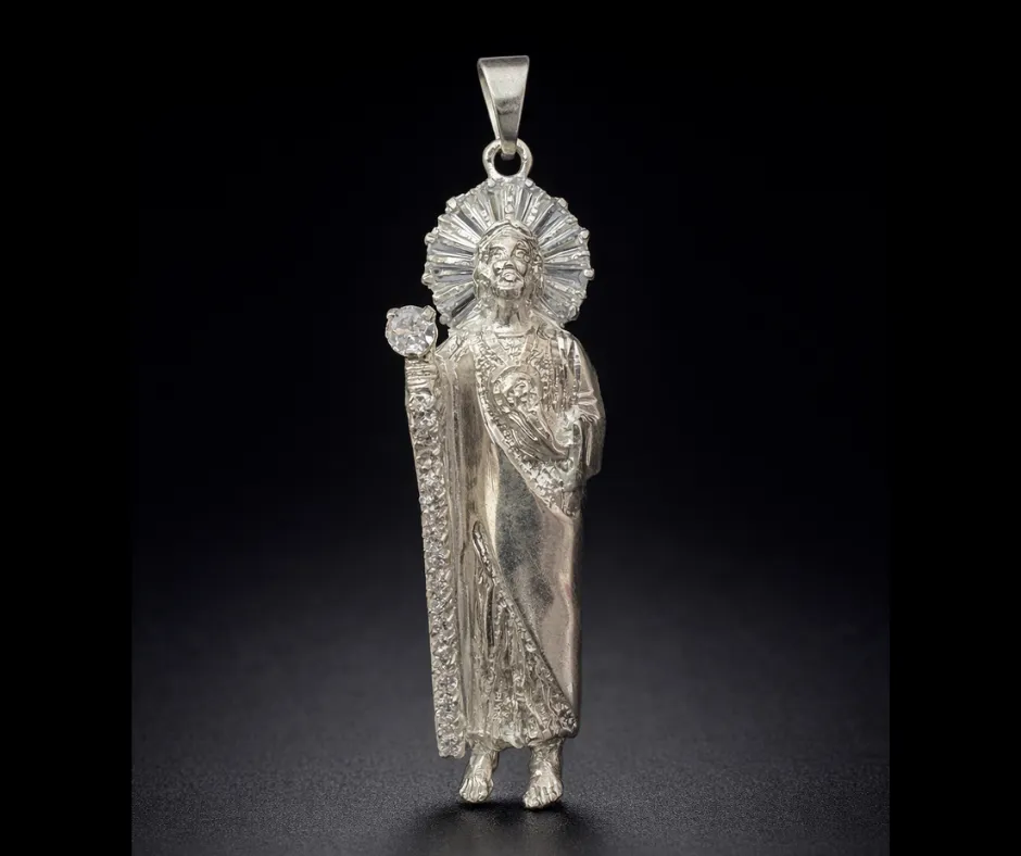 [DIJ-889] Dije circonia incrustda_ San Judas Tadeo  bastón circonias incrustadas blanco aureola circonias blancas 7 cm