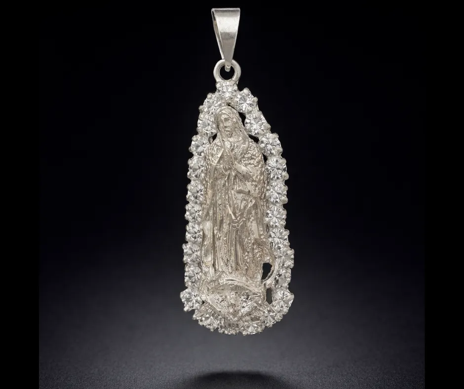 Dije microcirconia incrustada_ Virgen de Guadalupe aureola circonias incrustadas_ cuerpo completo 5 cm