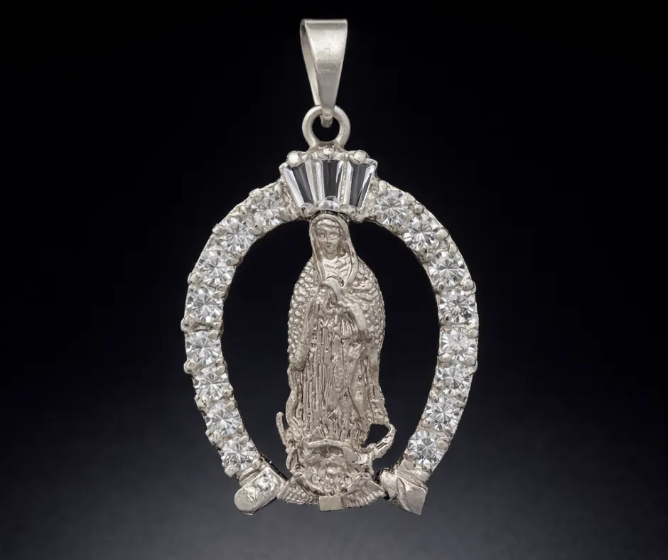 Dije microcirconia incrustada_ Virgen de Guadalupe aureola circonias incrustadas en herradura corona circonias