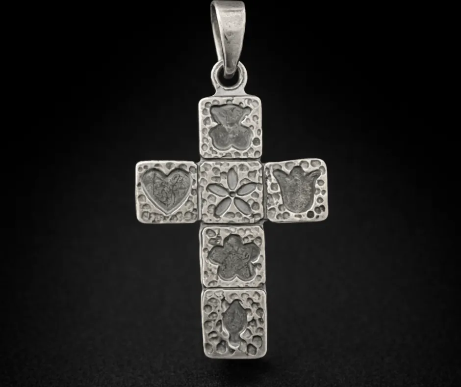 [CRU-664] Cruz pavonada flor, corazón , oso y rosa 4 cm