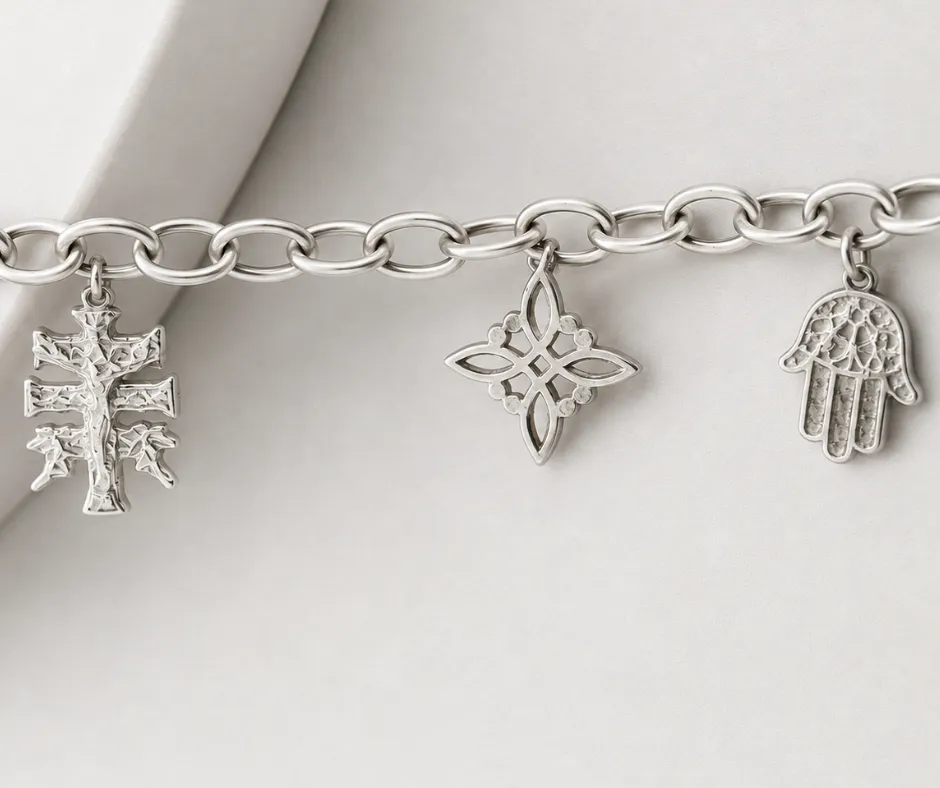 [PRO-193] Pulsera Protección 19 cm (3 dijes Cruz Caravaca, nudo de bruja y mano de Fátima)