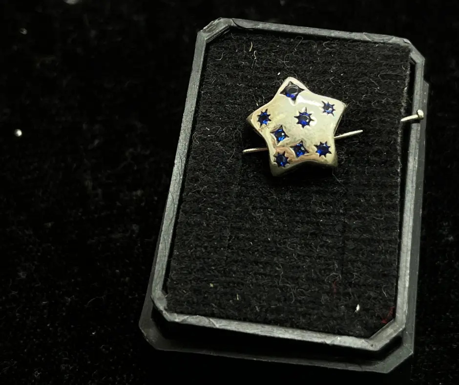 Charm_Estrella bombeada con detalles estrellitas azules