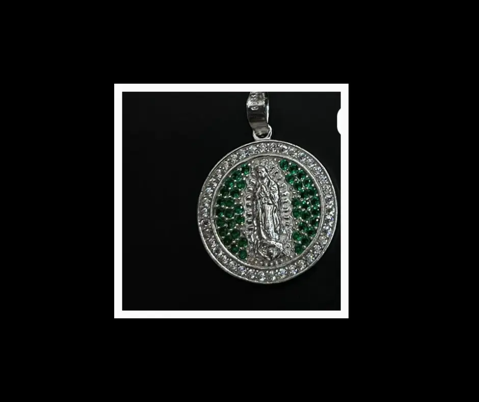 Medalla circonia incrustada_ Virgen de de Guadalupe_ tamaño moneda de 1 peso_verde