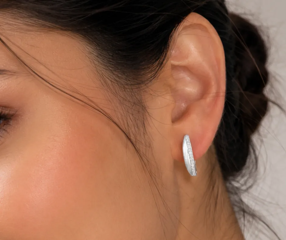 Arete Huggie vertical espejo con circonia blanca