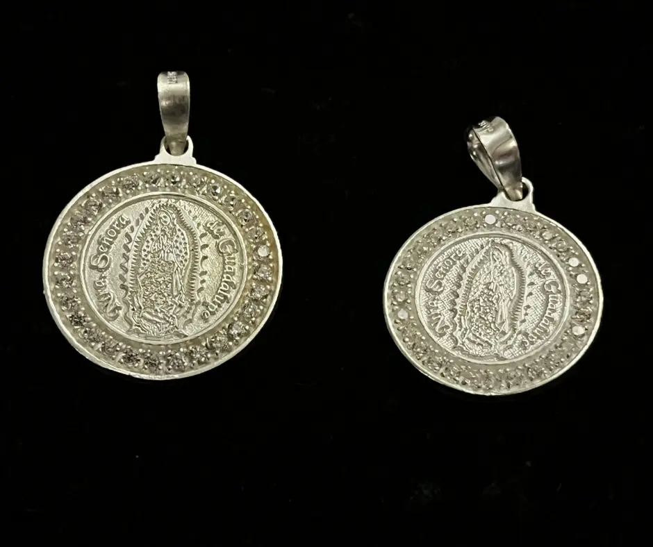 Medalla circonia incrustada_ Virgen de Guadalupe_ tamaño moneda de 5 pesos_G