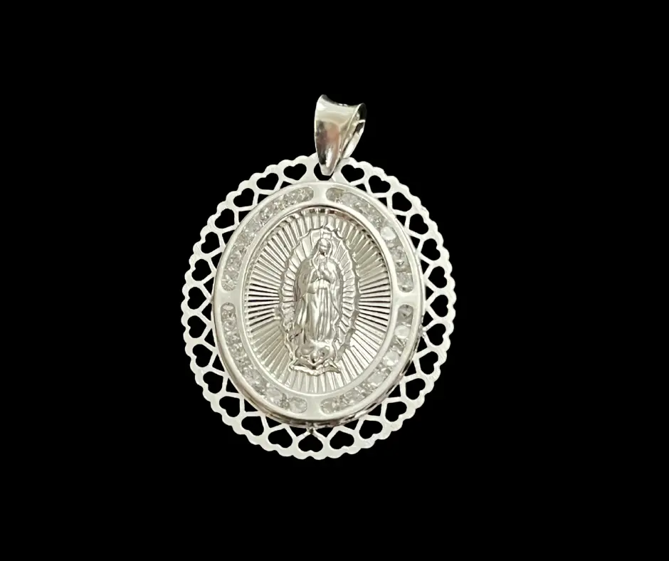 [MED-1062] Medalla ovalada con circonia incrustada_Virgen de Guadalupe_de lujo_ Borde serie corazón_ 3 cm