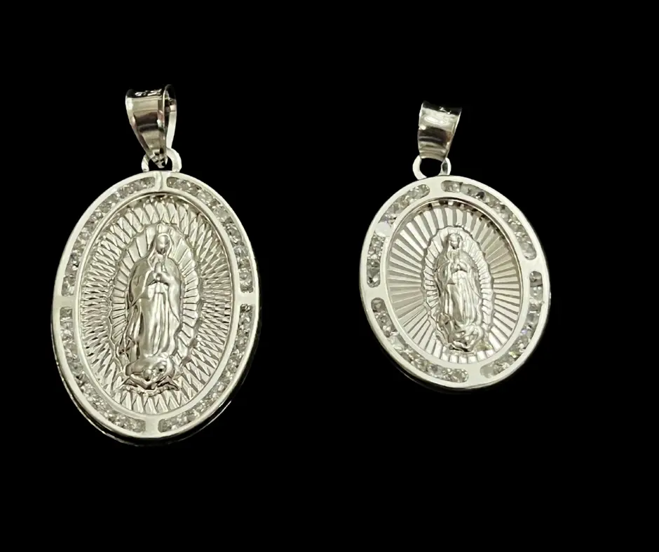 Medalla ovalada con circonia incrustada_Virgen de Guadalupe_ 3 cm