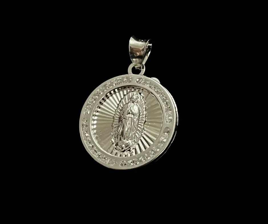 Medalla con circonia incrustada_Virgen de Guadalupe_ 2 cm de diámetro