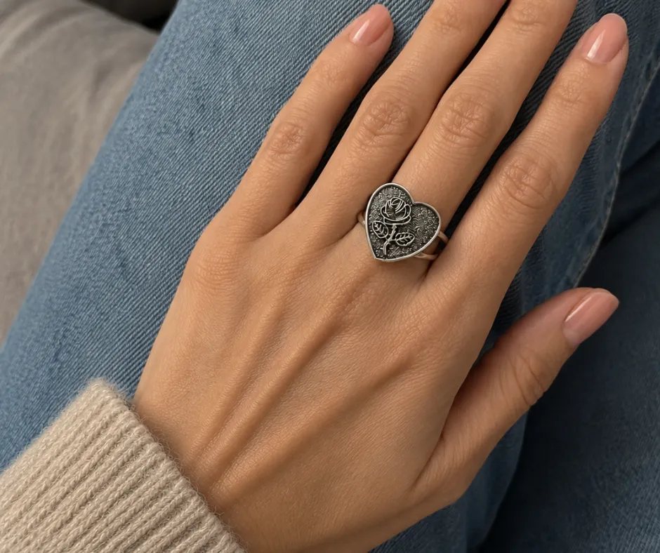 Anillo liso Corazón con rosa tatto (ANI-0178)