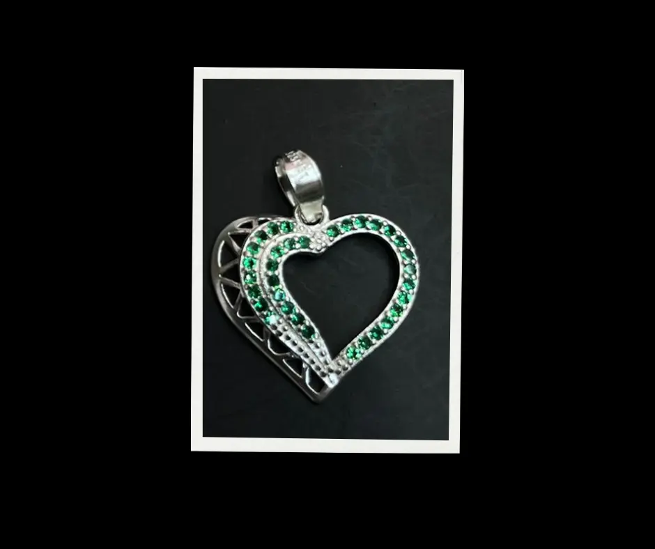 [DIJ-886] Dije circonia incrustada_silueta verde_corazón_2 cm
