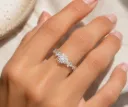 Anillo con circonia_lujo_Solitario Serie flores_talla 6 (ANI-26)