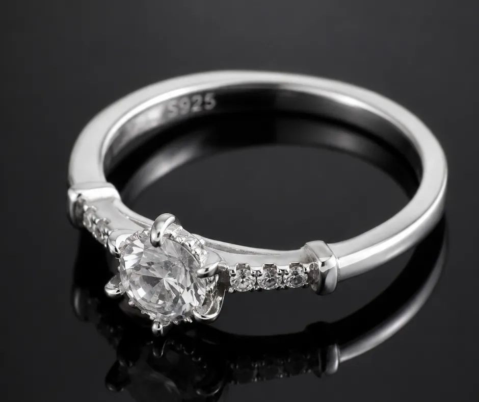 Anillo con circonia_lujo_Solitario Sol 2 bordes_talla 7