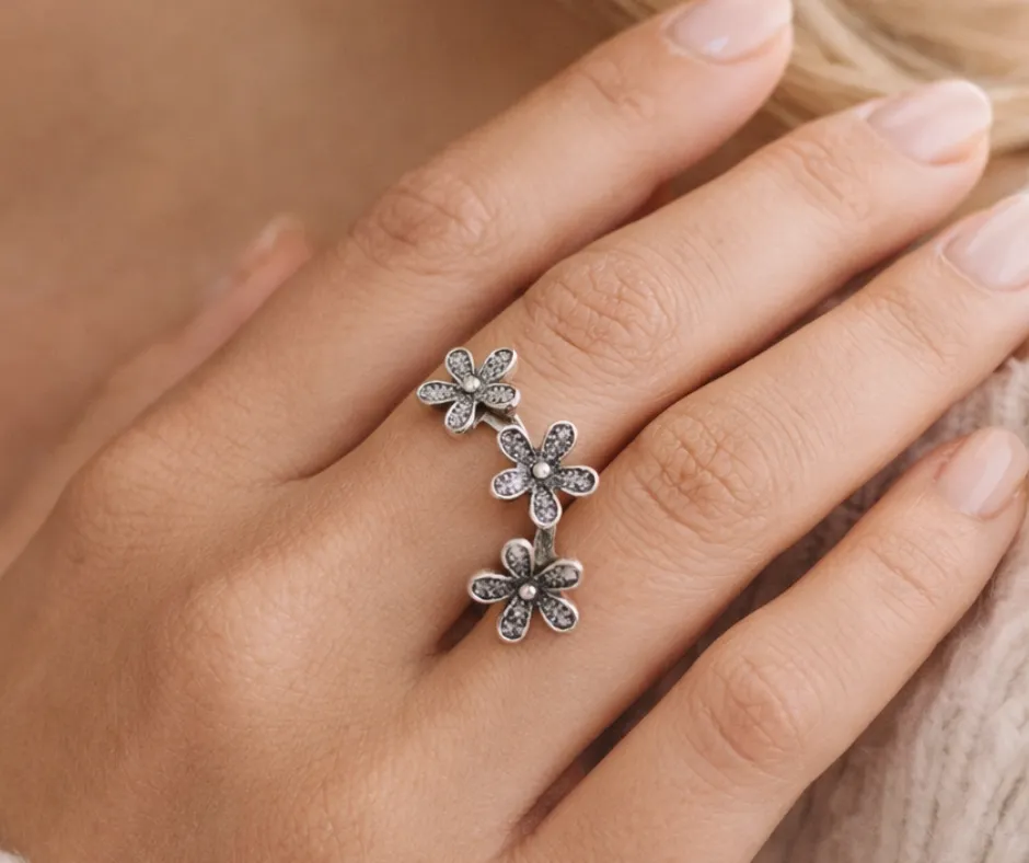 Anillo pandora_ circonia incrustada_modelo tres flores_talla #7