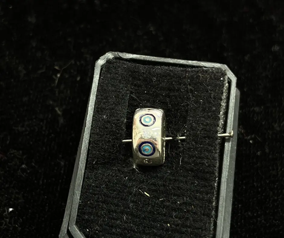 Charm_Cuenta con detalles en azul