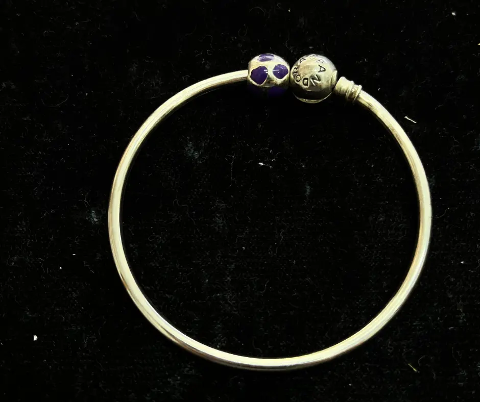 [PAN-1098] Pandora_Brazalete Rígido Broche circular con cuenta de corazones morados