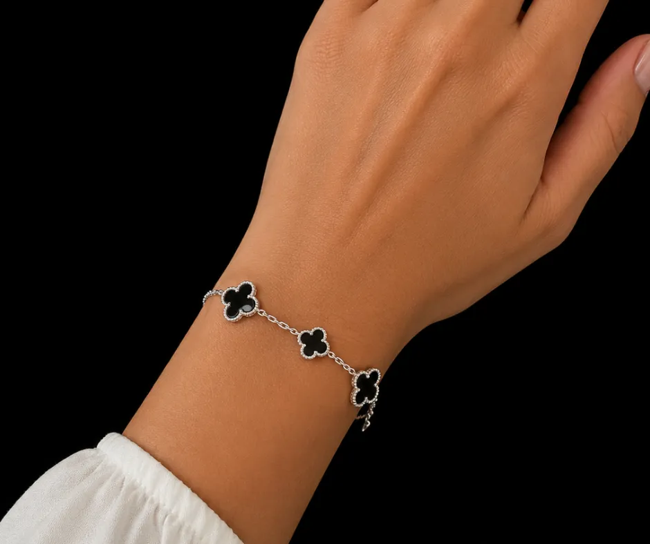Pulsera van cleef negro, un dije grande, uno pequeño (colgante) ajustable (PUL-VNALT)