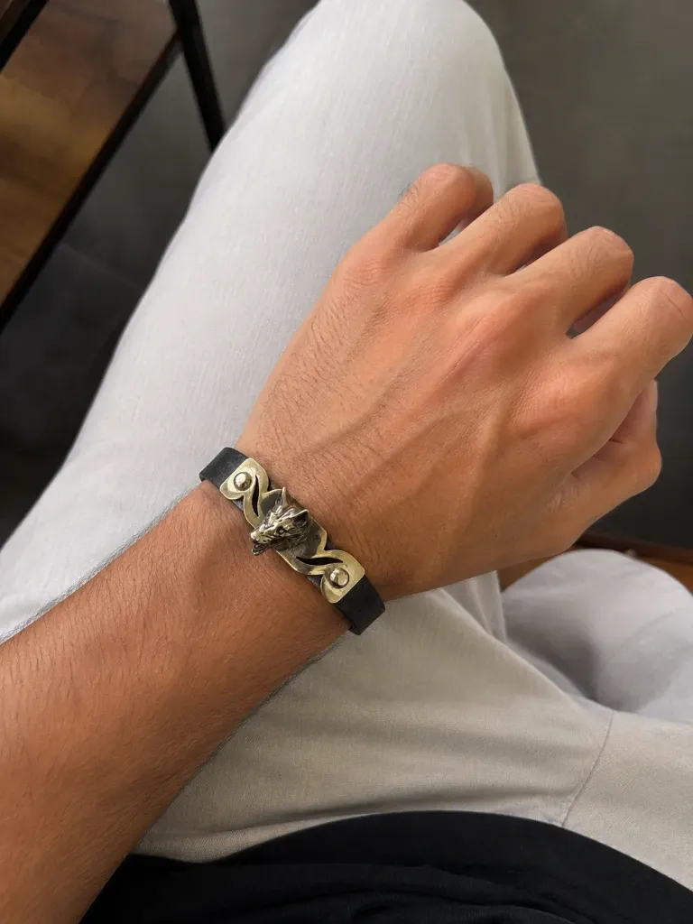 Brazalete piel animal plata ajustable  (Ajustable a 19 cm y 22 cm)