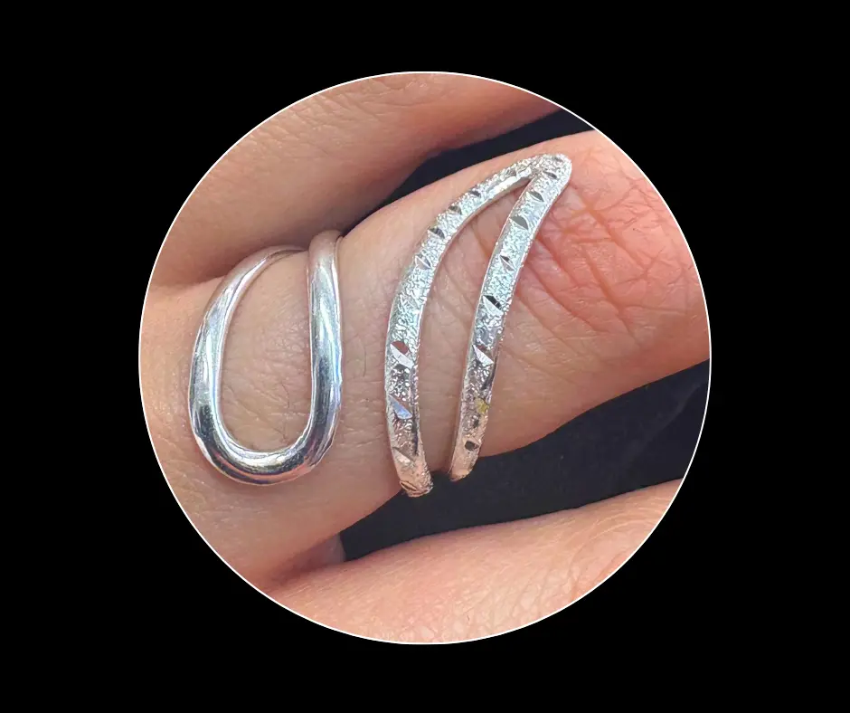 [ANI-198] Anillo_liso_silueta_abrazo de llamas_ajustable