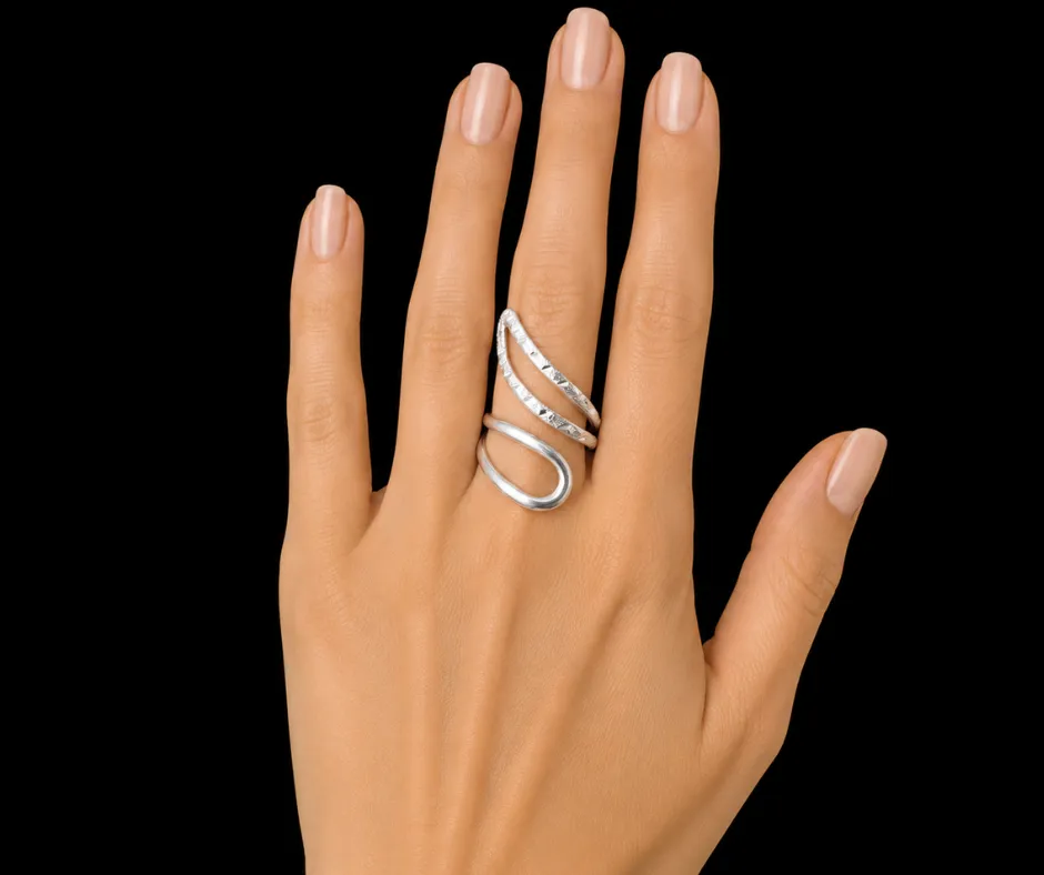 Anillo_Liso_Silueta abrazo de llamas ajustable