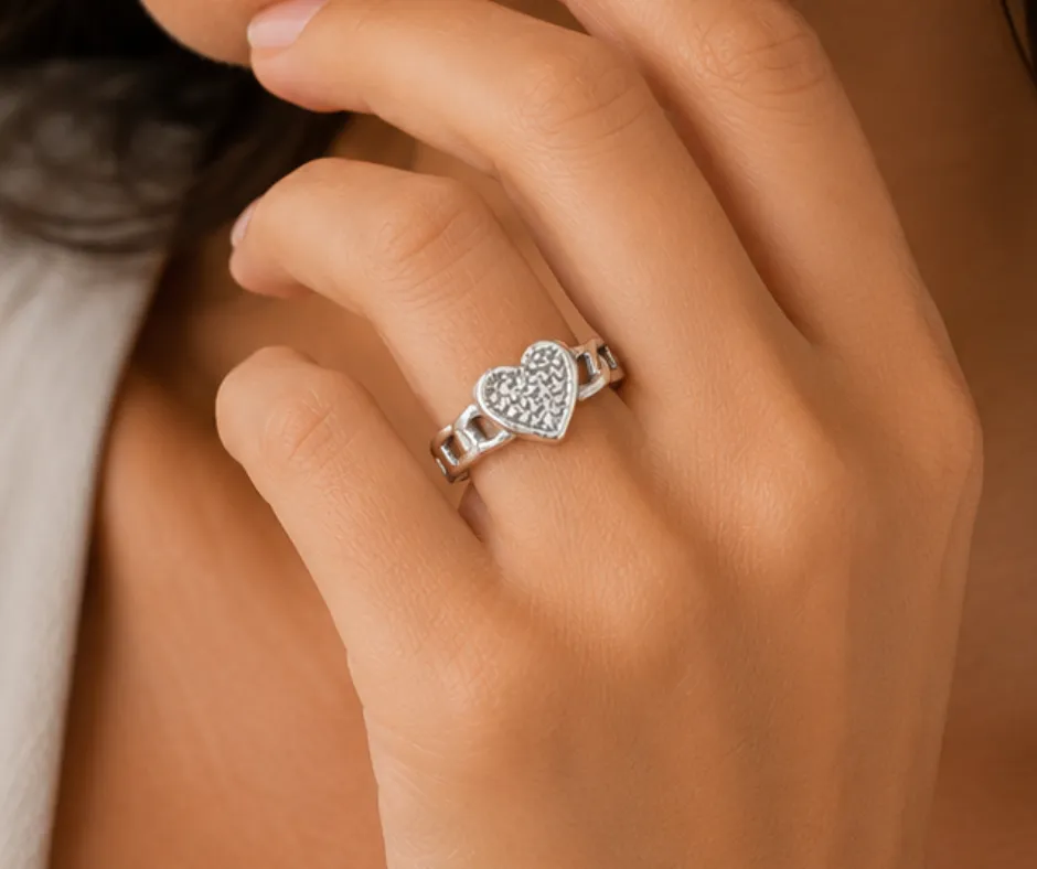 Anillo_Liso_Corazón con textura en cadena (ANI-175)