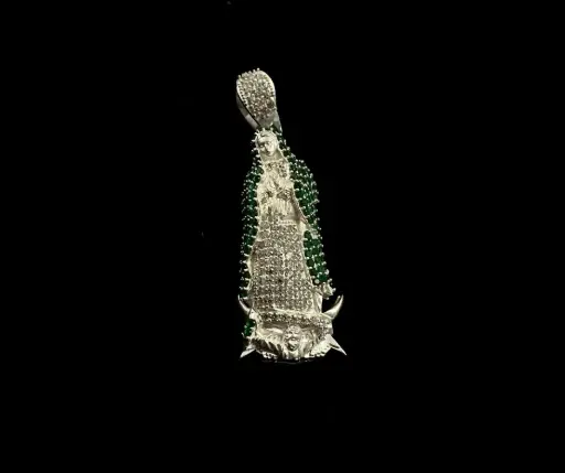 Dije microcirconia incrustada_ Virgen de Guadalupe en bulto_ manto en circonia verde con vestido en circonia blanco 5 cm
