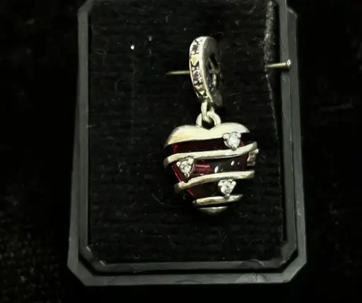 Charm_Corazón rojo con detalles en líneas y corazón