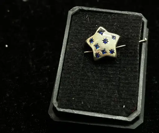 Charm_Estrella bombeada con detalles estrellitas azules