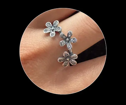 Anillo pandora_ circonia incrustada_modelo tres flores_talla #6