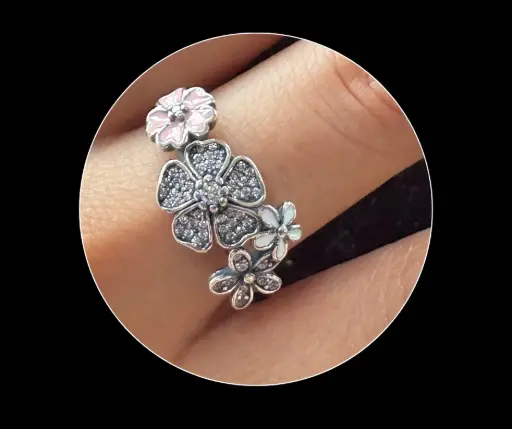 Anillo pandora_ circonia incrustada_modelo tres flores + 1 flor con color_talla #7