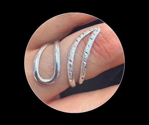 Anillo_liso_silueta_abrazo de llamas_ajustable